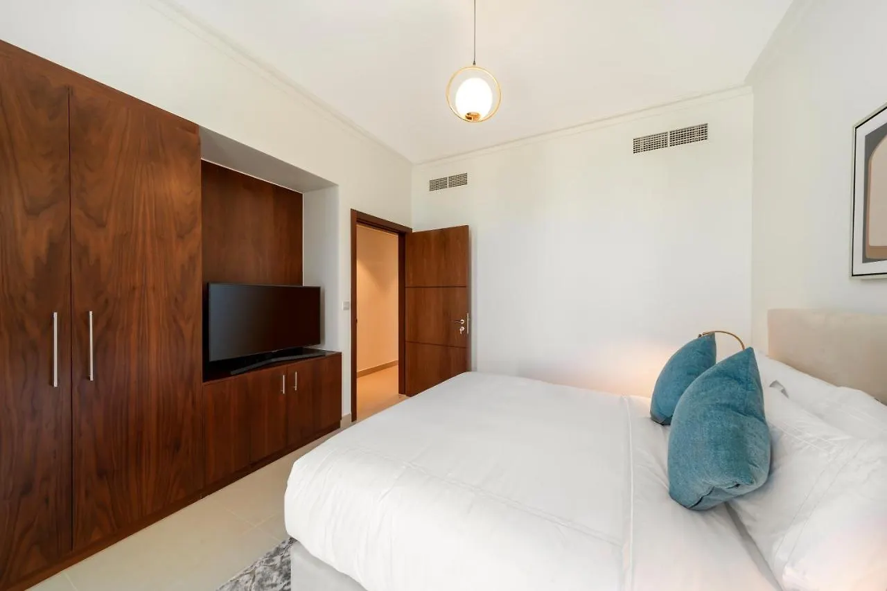 Full Burj Khalifa View: Atlas Homestays - 03 Bedroom At Burj Vista 5005 Dubai