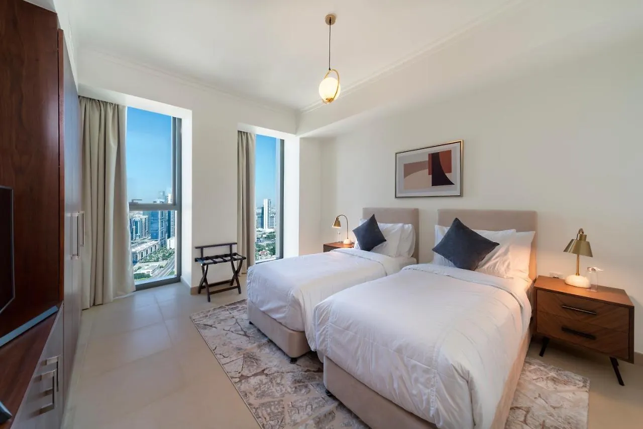 Apartment Full Burj Khalifa View: Atlas Homestays - 03 Bedroom At Burj Vista 5005 Dubai
