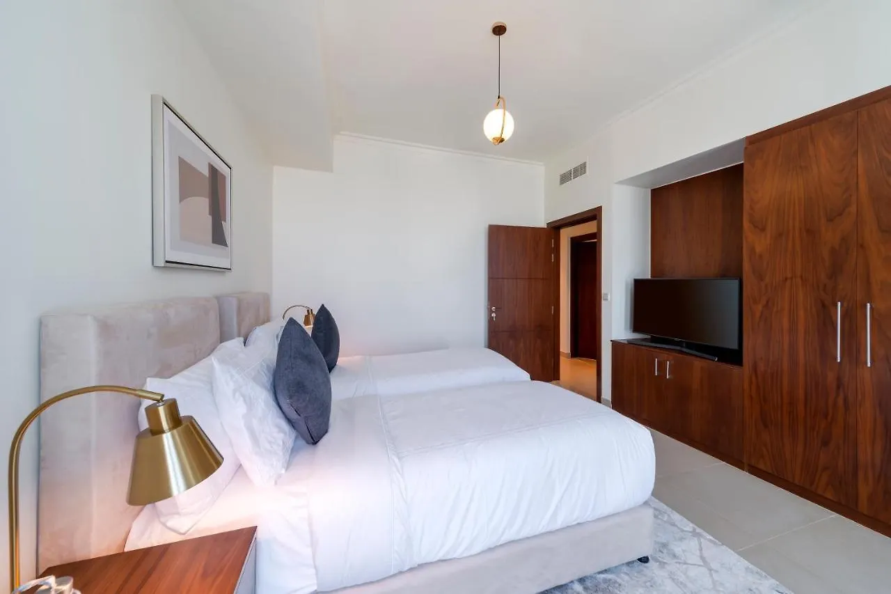 Full Burj Khalifa View: Atlas Homestays - 03 Bedroom At Burj Vista 5005 Dubai Apartment